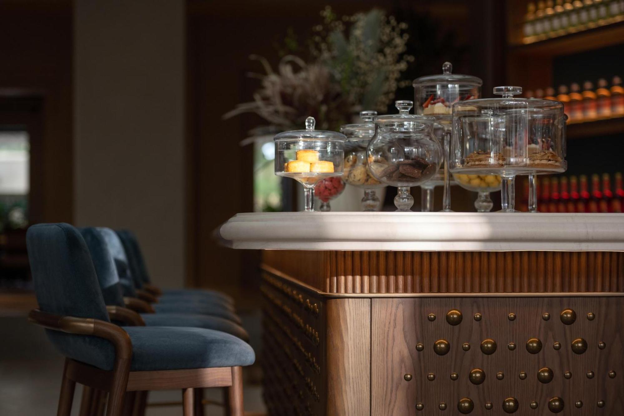 Bab Al Shams, A Rare Finds Desert Resort, Dubai Eksteriør billede The bar at the hotel