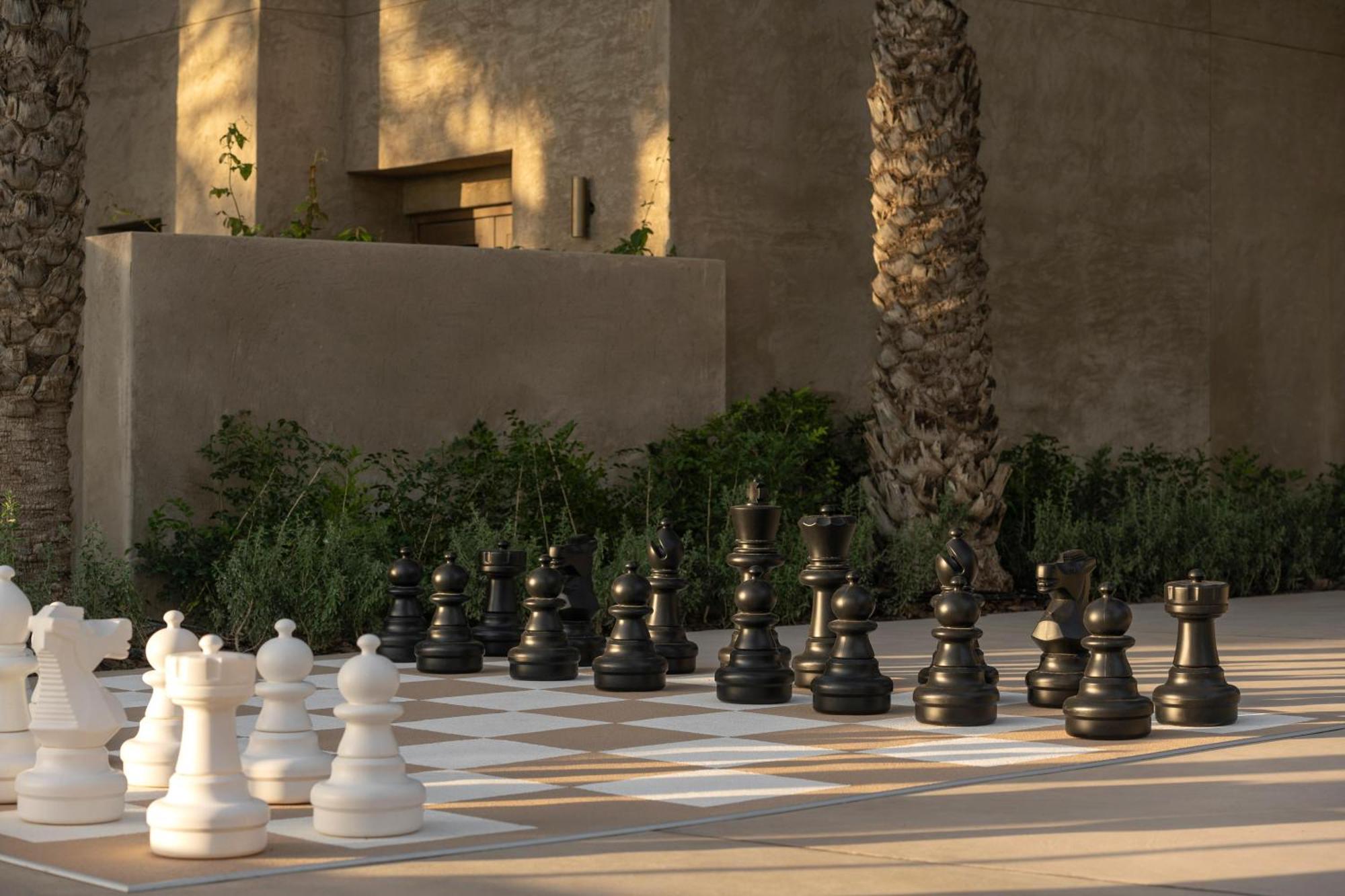 Bab Al Shams, A Rare Finds Desert Resort, Dubai Eksteriør billede Chessboard at the hotel