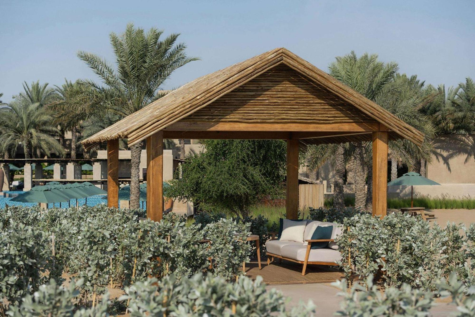 Bab Al Shams, A Rare Finds Desert Resort, Dubai Eksteriør billede A poolside cabana